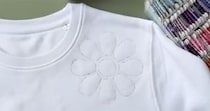 無地の白Tシャツに花びらを描き、裏からハギレを当てて……　510万再生の“刺しゅうアイデア”に「すごく独創的」「やってみたよ！」【海外】