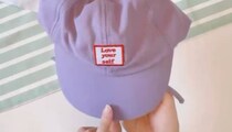 ダイソーの巾着とキャップを組み合わせたら……　完成した“夏のお出かけアイテム”に「巾着で大正解だ」「可愛いし画期的」