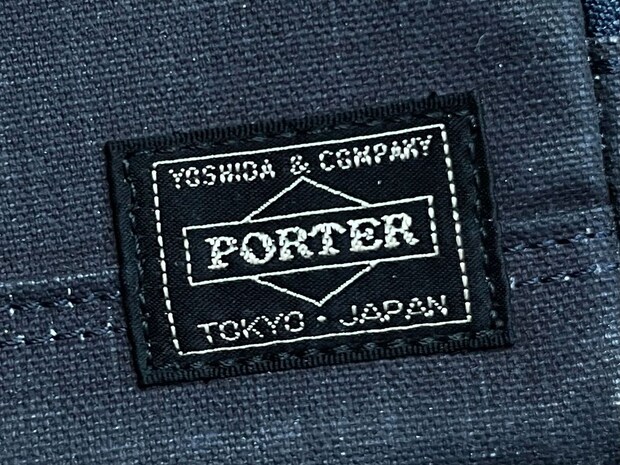 「財布・車の鍵・スマホを入れるのにちょうどいい」　PORTER（ポーター）の“サコッシュ”が大好評　「外にも中にもポケットがある」「身軽にお出かけできる」