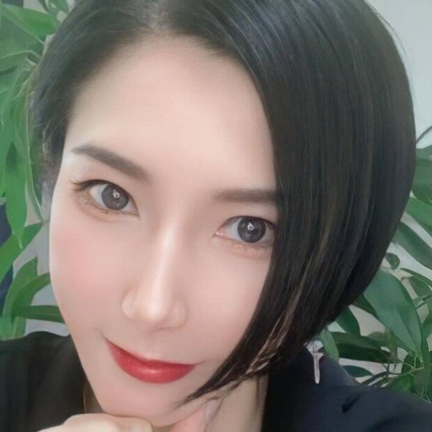 50歳コスプレイヤーおかん→白髪染めをやめて1年後……　驚きの姿に「なんだろう推したい」「姐さんのようになりたいっす！」