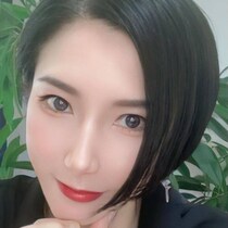 50歳コスプレイヤーおかん→白髪染めをやめて1年後……　驚きの姿に「なんだろう推したい」「姐さんのようになりたいっす！」