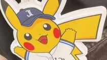 プロ野球コラボのピカチュウネックレスを着けてみると……　冗談みたいな光景に「想像の10倍で声出た」「ネックレスで合ってる!?」