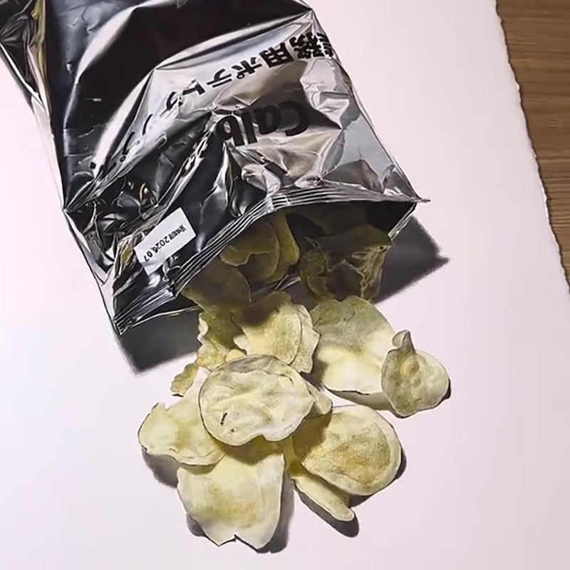 銀の袋からあふれる“ポテチ”→まさかの正体 脳がバグる光景に「なんなんこれっ!」「どうなってんの」