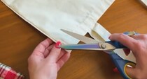 トートバッグの両端をハサミで切って、リボンを通すと……　目からウロコのアイデアに「もっと早くやればよかった」「これは賢い」【海外】