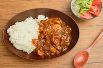【関東在住者が選ぶ】レトルトとは思えないうまさの「レトルトカレー」ランキング！　2位は「ジャワカレー（ハウス食品）」、1位は？