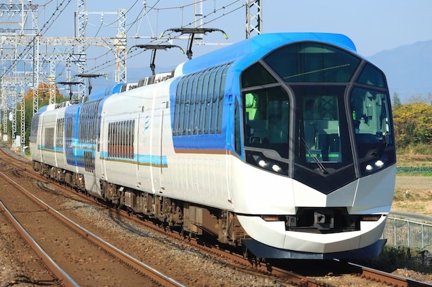 「懐かしいしかわいい」近鉄電車×ファミリアの“バッグ”や“ランチボックス” 「めためた可愛い」「ファミちゃんグッズ素通り出来ひん」と好評のコラボ