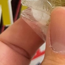 同僚「富山の苔玉みたいなおにぎり美味いよ」→試しに買ってみると……　まさかの中身に「なにコレ？」「売ってるんですか？」