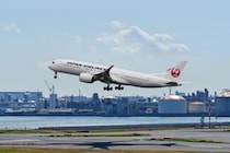 「ツルツル＆モチモチ食感」「小腹が空いた時にちょうどいい」　JALオリジナルの“カップうどん”が大好評　「機内クオリティーのおいしい味」「家族みんな大好き
