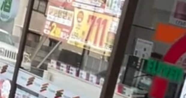 七夕の日、セブン-イレブンの自動ドアをよく見ると……　まさかの光景に「これはすごい！」「扉開けた時の罪悪感…」