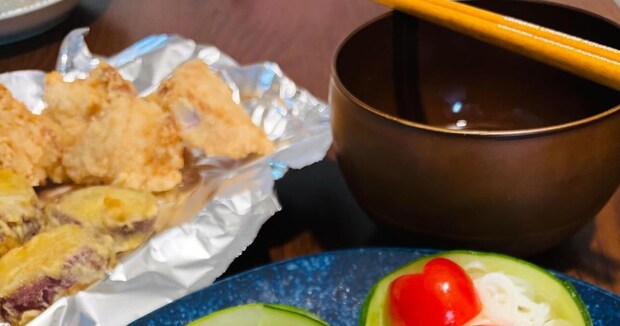 小2息子と母ちゃんが口げんかしながら作った昼ごはん→驚きの食卓に「天才やん」「タコさんウインナーより秀逸！」