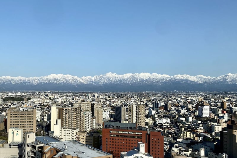 【男性が選ぶ】買ってきてほしい「富山銘菓」ランキング！　2位は「しろえび紀行（日の出屋製菓産業）」、1位は？