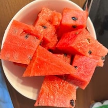 夫にスイカを切ってもらった妻→キッチンを見ると……　「涙出そう」まさかの光景に仰天「こんな人いるんだ」