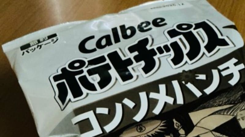 カルビーの「白黒ポテチ」→“美大生芸人”が油性ペンで塗るだけで……　「もうこれは美術品」まさかの光景に「えっ写真かと」「後世に残したい」
