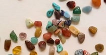 シンプルな白いタンクトップ→小石のようなビーズを縫いつけて……　驚きの完成品に「完成度高すぎて最高！」【海外】