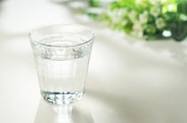「数十回リピートしています」　飲料水“まとめ買いセット”が大人気　「飲みやすくておいしい」「水分補給にも非常用の備蓄にも最適」「ラベルレスで処分も楽」