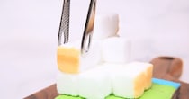 ウエハースの上に角砂糖を並べていくと……　信じられない光景に「食べられません！」「愛を感じます！」