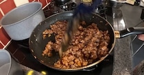 フランス人が人生初の“ピザまん”を食べたら……　まさかのリアクションに「尊敬します」「頭が下がります」