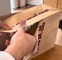 家に眠っている紙袋は捨てないで→ハサミで切ってパタパタと折りたたむと……　目からウロコのアイデアに「真似しなきゃ！」「コレで充分ですね」