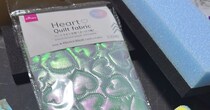 ダイソーの“ハート柄のキルト生地”を縫い合わせると……　目からウロコの完成品が「売り物レベルすぎて感動」