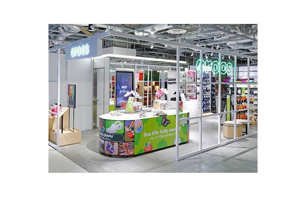 「2足目です」 crocs(クロックス)の“リカバリーサンダル”に絶賛の声 「疲れ知らずの魔法のような靴」「近所の買い物や食事はいつもこれ」