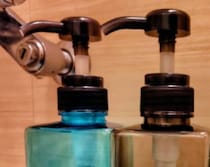 シャンプーボトルを3本新調→目印にシールを貼ったら……　とんでもない光景に噴き出し注意「パチもん感w」「海外の通販サイト」
