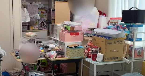 捨てられない趣味のモノがあふれた寝室、プロが“ほぼ捨てずに”片付けると……　驚きの結果に「魔法に違いない」「四時間でこんなに変わるとは」