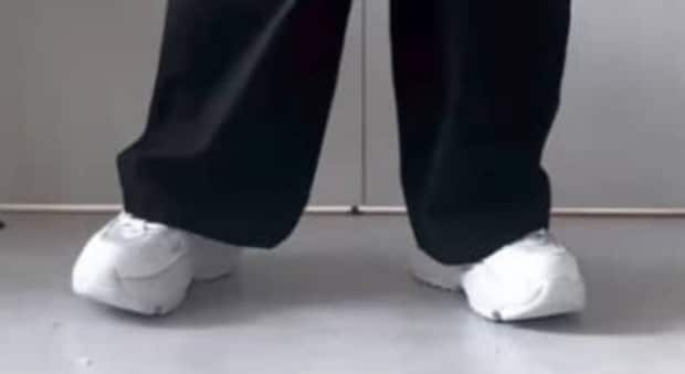 ユニクロの“1290円パンツ”→154センチ60代女性が着まわしたら……　目からウロコの“大人のコーデ術”に「おしゃれすぎ」「勉強になります」