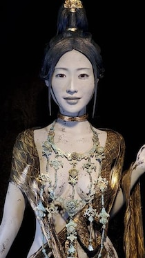 中学校の先生が手掛けた“現代版仏像”が思わずあがめたくなる美しさ　「美人な菩薩さま」「今にも動き出しそう」