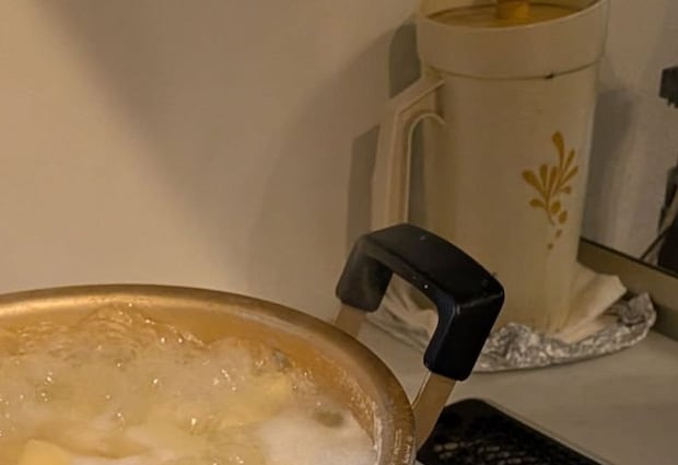 義母にもらった2キロ超えのジャガイモ1箱→コロッケを作ろうとしたら……「本当にごめんなさい」 “衝撃の光景”に「学生寮の人かと」「偉い!」