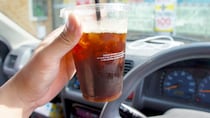 「車のドリンクホルダーに結露が溜まらなくなった」　コンビニコーヒー対応の“車内タンブラー”に「氷がしっかり残ります」「高さ調整も◎」の声