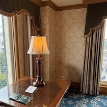 ディズニー高級ホテルの“角部屋”に宿泊→2つの窓から外を見たら……　圧巻の光景に「最高の思い出」「素敵すぎます」