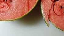 スイカを食べようと思い、切ったら……「悪魔の実やん」まさかの中身に「ワンピースに出てくるやつ」