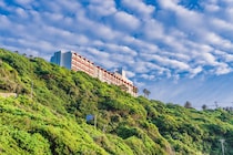 「今回で2回目の宿泊」　愛知で人気の“温泉旅館・宿”1位に絶賛の声　「温泉とメロンフェアを満喫、立地も最高」「景色、温泉、ご飯、お部屋文句なし」「ビュッフェの種類が豊富」