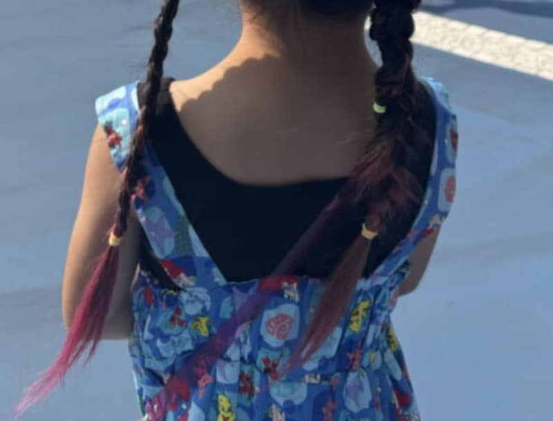 ディズニーで「キャストさんに褒められた」8歳娘の“後ろ姿”に仰天 「すご!」「隠れミッキー!」「見つけた人も嬉しくなるヤツ」