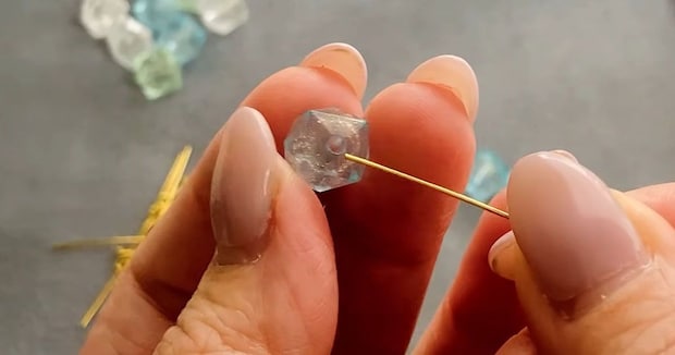 ダイソーのビーズに9ピンを通してつなげると……　完成した“涼しげアイテム”に「とってもかわいい」「2つ作ってみました」