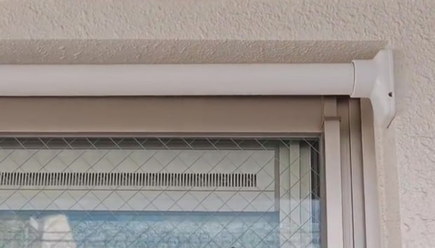 ベランダの窓の外側に突っ張り棒を設置→目からウロコの暑さ対策に「もっと早く知りたかった」「この手があったかっ！」