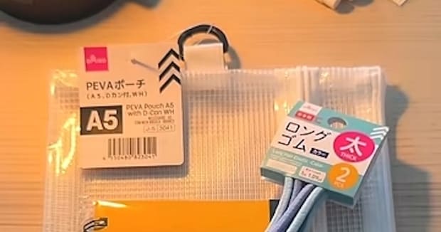 ダイソーで買った半透明ケースを…… リングメモにぴったりな驚きの完成品が「コレ良い」「便利ですよね」