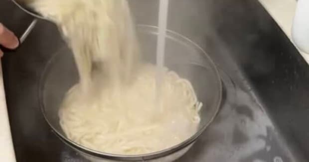 大家族ママ「食べ盛り6人のお昼はこれ」→600グラムのうどんで作る“目からウロコの食卓”に「めっちゃ賢いやり方」「夏休みにやりまーす!」