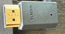 パソコンのケーブルが横にのびるのが嫌→L字型を買ったら……　思わぬ落とし穴に「コレは悲しい」「結構やりがち」