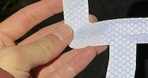 夜に散歩を楽しんでいると……「思ったより大きい」　目を疑うような落とし物が500万表示「そんなことってあるんだ」「粘着力弱くなったのかも」