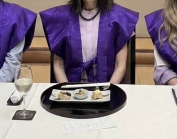 70歳のお祝いをしています→「こ、古希〜!?」 若々しすぎる姿に「タカラジェンヌかしら?」「私もこうなりたい」