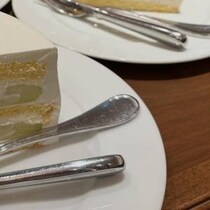 カフェでケーキを注文→運んできた店員が急にUターンしていき……　とんでもない光景に「想像したら笑っちゃいます」「そうすればいいんや！」