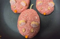 「ねずみハンバーグできた」→焼いてみると……　とんでもない姿に「豪快に吹いてしまった」「耳があああああ」