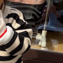 実家に娘を預けたら「今こんな感じでーす」→ばあばから送られてきた1枚に「吹き出した」「もうほんまにしんどいwwwww」