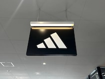 「スニーカーのように履けます」　アディダスの“サンダル”に「軽くてとても快適」「蒸れない」「どんな服にも合う」の声