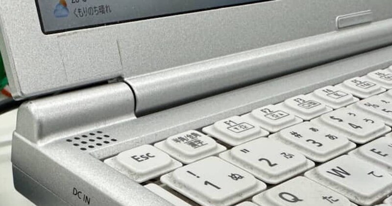 バッテリー残量が減り続けるノートPC→電源ケーブルを確認すると…… 驚きの光景が200万表示 「私もやったことがあります」「疲れてるとたまにやる」
