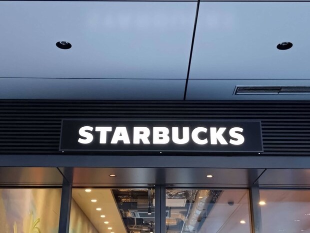 「これで2個目です」スタバの“トートバッグ”に絶賛の声 「雨の日も安心して使えそう」「バイカラーがオシャレ」「一目惚れでした」