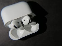 「高音質でビックリ！」「十分すぎる使い心地」　コスパ抜群な“999円イヤホン”が大人気　「ケースを開けた瞬間にスマホと繋がる爆速ペアリング」