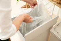 「夏のゴミ箱の悪臭が消えます」貼るだけ簡単“生ゴミ消臭シート”が大人気　「何回もリピしてます」「虫も来なくなった」「マジで神商品です」