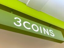 「水筒も入りました」「夏のスマホケースに◎」　3COINSの“保冷ミニサコッシュ”が大好評　「軽くてコンパクト」「デザインかわいい」